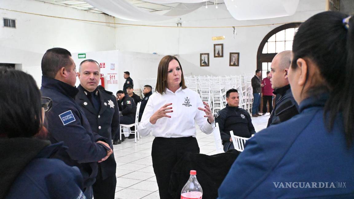 $!La alcaldesa presentó la nueva chamarra oficial que los policías de Frontera utilizarán durante la administración 2025-2027, como parte del fortalecimiento de la imagen y el equipo de seguridad.