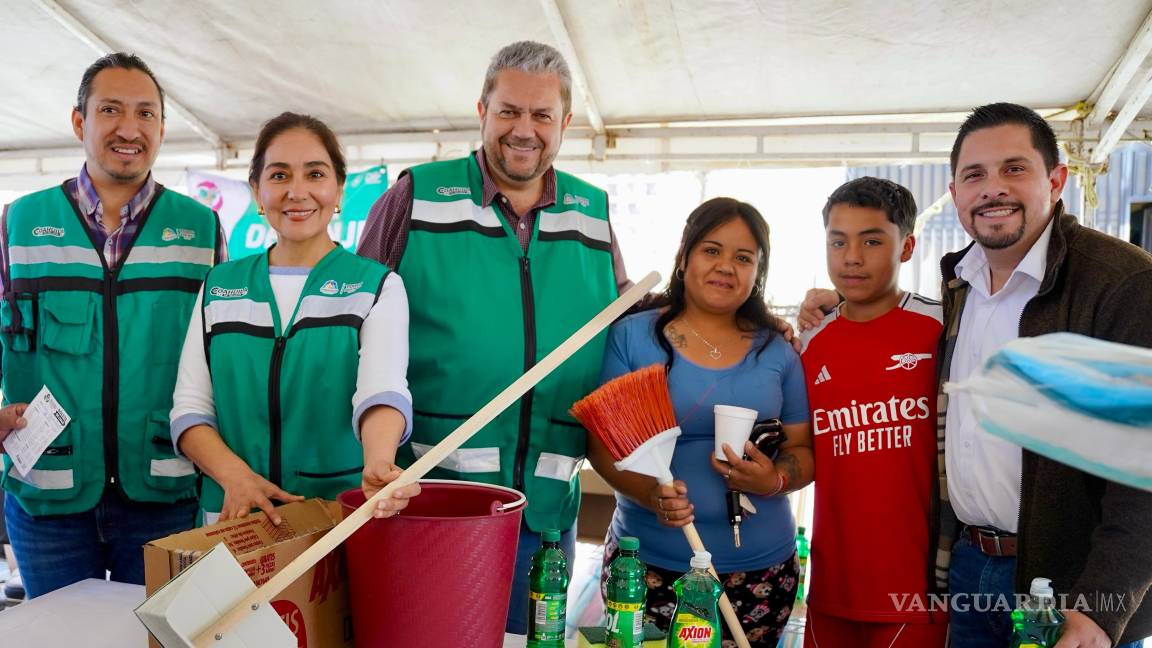 $!El alcalde Tomás Gutiérrez y la presidenta del DIF municipal, Teresita Escalante, entregaron productos de la canasta básica y artículos de limpieza a los vecinos durante la segunda edición del Mercadito Pa’delante en la colonia Villa Sol.
