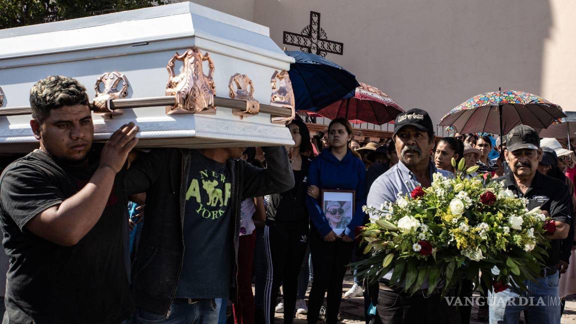 $!Velorio, sepelio y entierro por parte de familiares, amigos y vecinos de la comunidad de Malpaso, quienes despidieron a los seis jóvenes desaparecidos el 24 de septiembre.