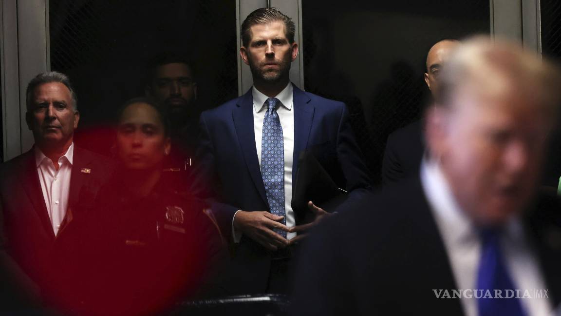 $!Al momento de dictarle el veredicto, el magnate se encontraba acompañado por su hijo Eric Trump.