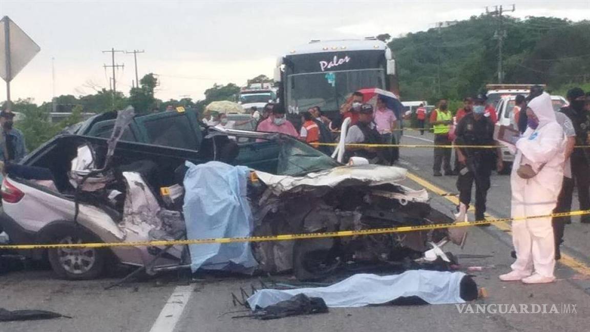 Nueve muertos deja fatal accidente en vía Zihuatanejo-Acapulco