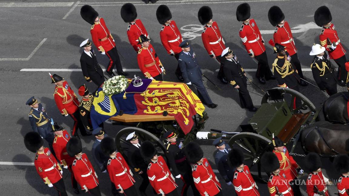 Así fue el cortejo de la Reina Isabel II rumbo al al Parlamento británico (fotos)