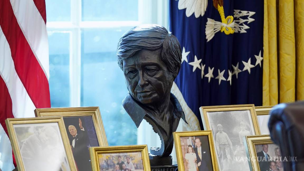 $!Una escultura del líder laboral y de derechos civiles latinoamericanos César Chávez en la Oficina Oval de la Casa Blanca, el 28 de enero de 2021, en Washington.