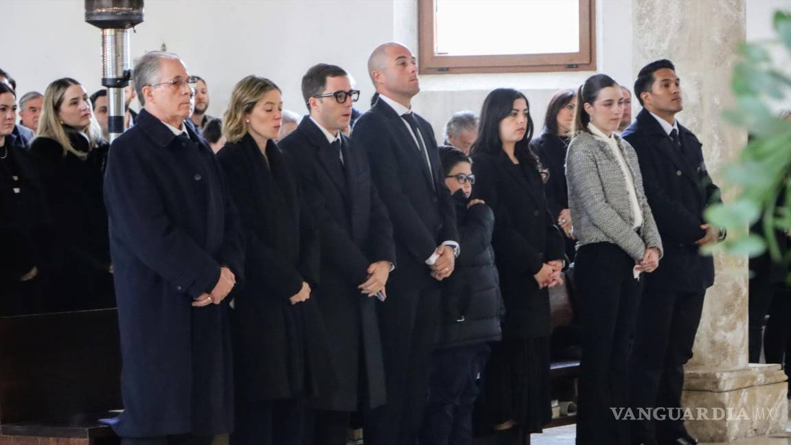 $!Familiares y amigos se reúnen en la Capellanía Hermanos Juaninos para despedir a Patricia Martínez González, fundadora de ‘Patricia Joyas’.