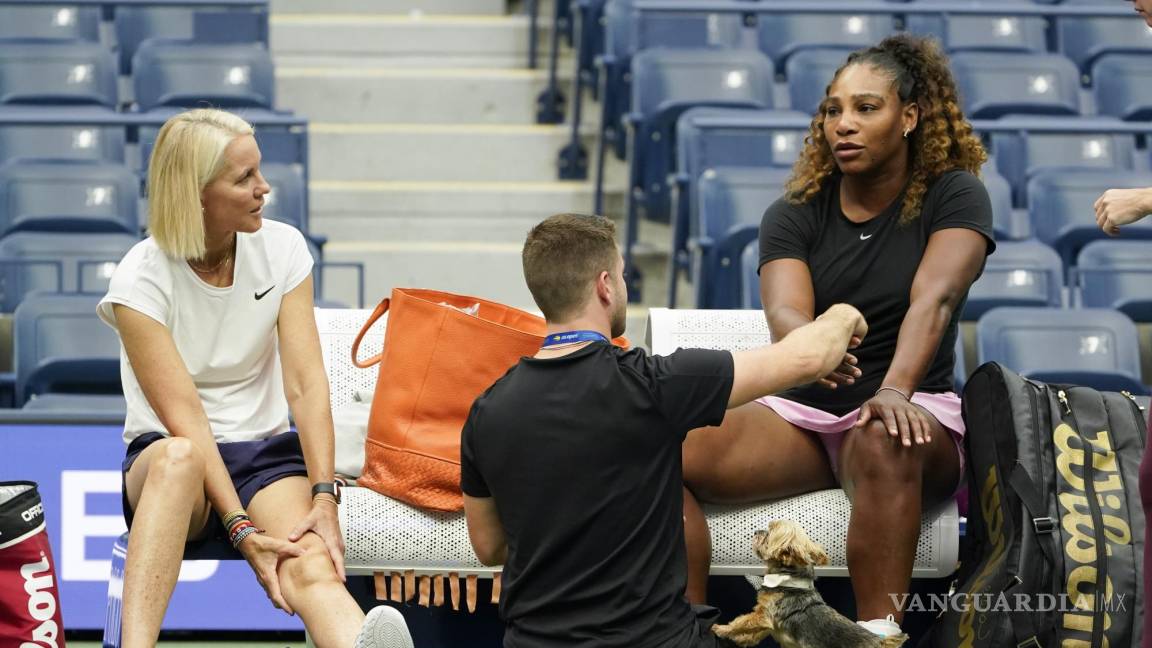 $!Un perro pequeño intenta llamar la atención mientras Serena Williams mientras se prepara para practicar en el estadio Arthur Ashe en Nueva York.