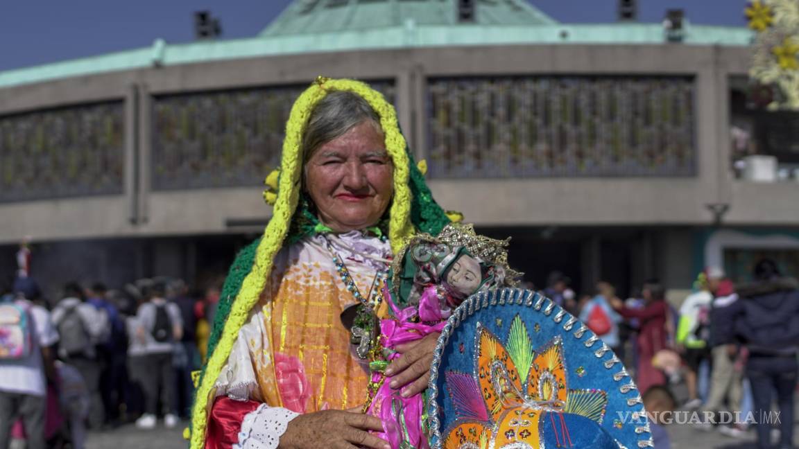 $!Ana Rita Ruelas, del estado de Jalisco, posa para un retrato vestida como la Virgen de Guadalupe, afuera de la Basílica de Guadalupe en la Ciudad de México.
