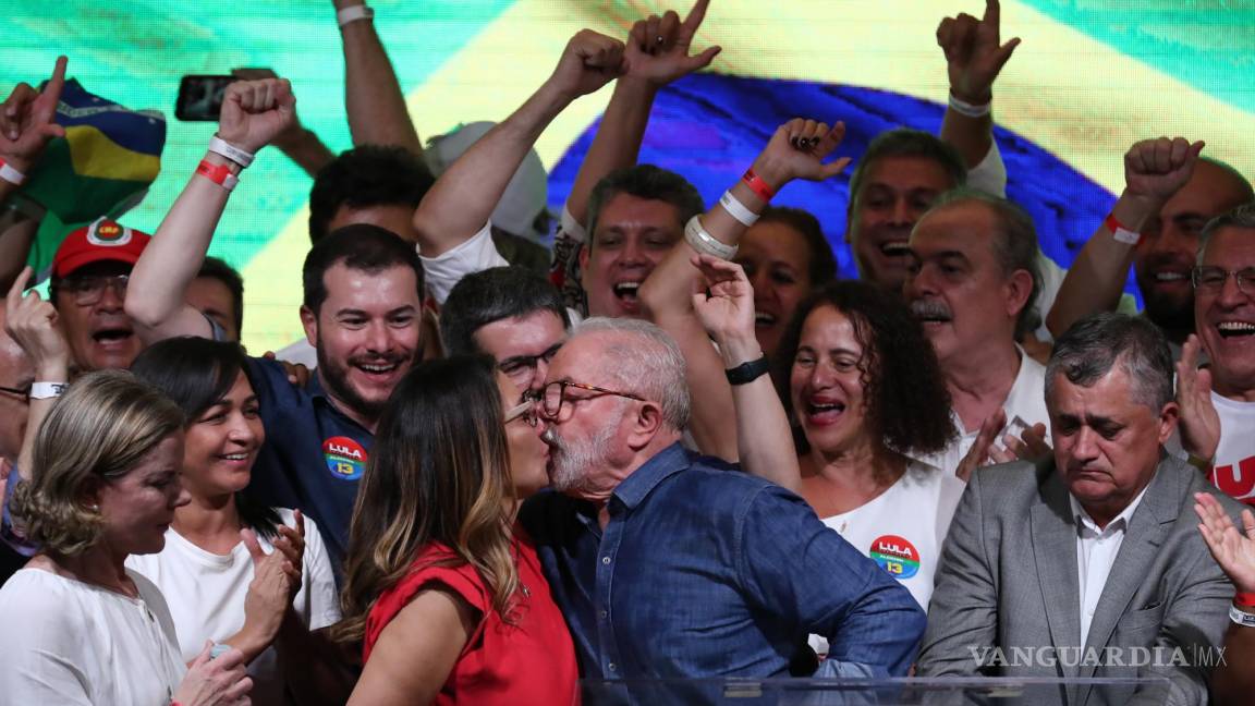 $!El expresidente brasileño Luiz Inácio Lula da Silva besa a su esposa Janja tras su triunfo en la segunda vuelta de las elecciones, en Sao Paulo (Brasil).