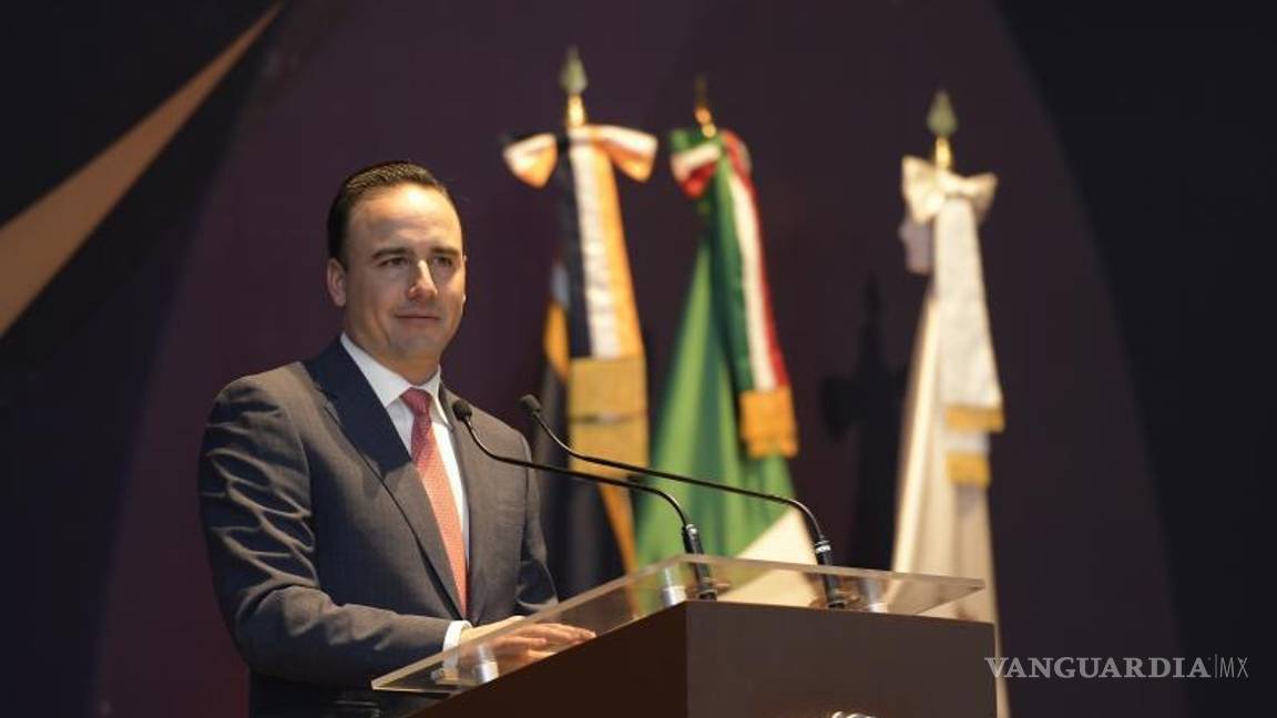 $!El gobernador Manolo Jiménez Salinas subraya la importancia de la experiencia de Salvador Hernández Vélez.