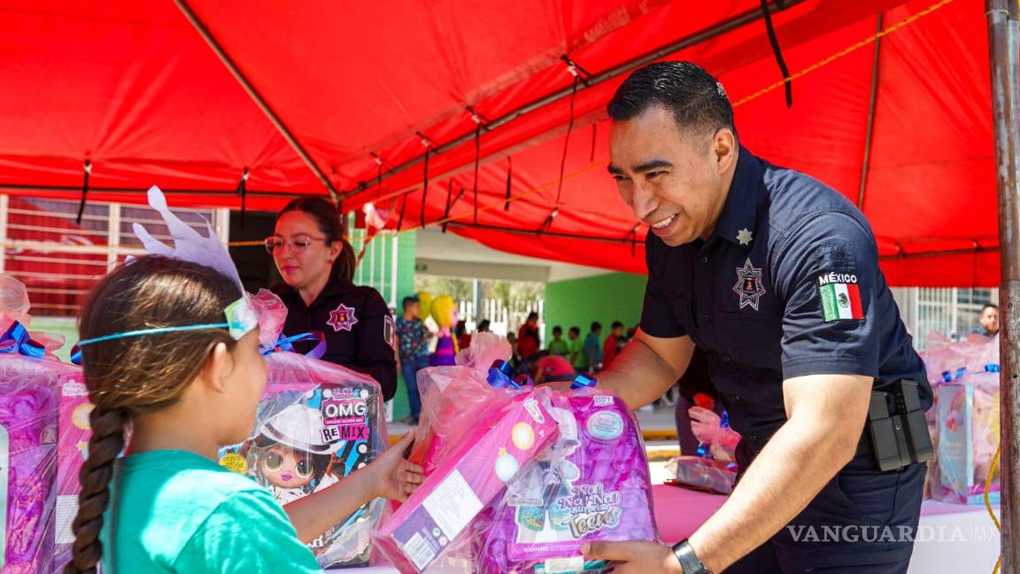 Policías de Ramos Arizpe celebran el Día del Niño con 250 menores del ejido Paredón