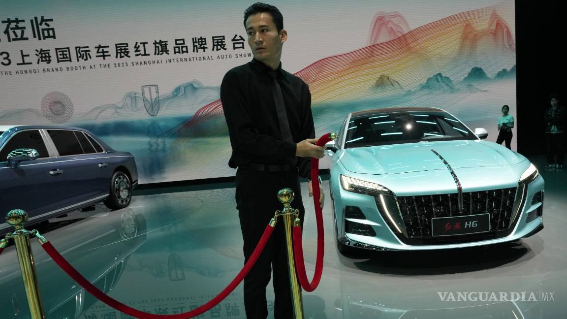 $!Un trabajador se prepara para acordonar el H6 de la marca china de automóviles de lujo Hongqi en la feria Auto Shanghai 2023 en Shanghái, el 19 de abril de 2023.