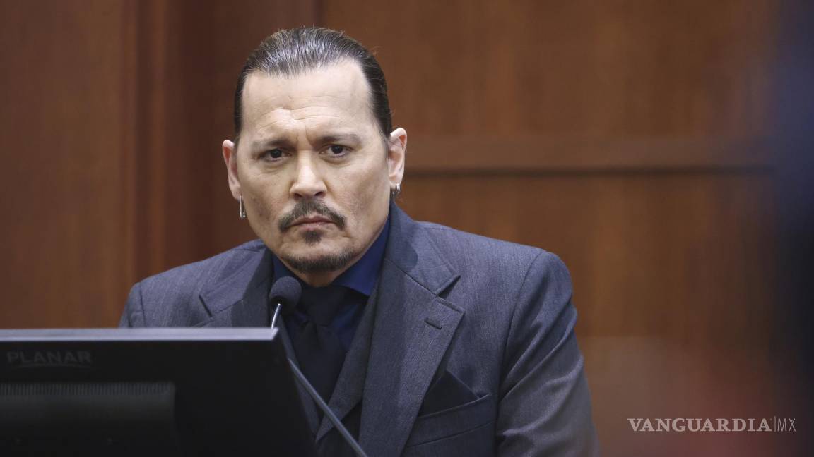 $!El actor Johnny Depp escucha a los abogados de Amber Heard mientras testifica en la corte.