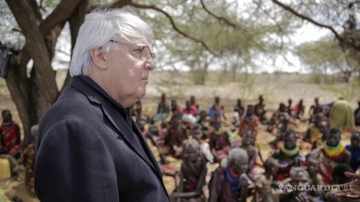 $!Martin Griffiths, Secretario General Adjunto de la OCHA, con los aldeanos durante una visita a la aldea de Lomoputh, en el norte de Kenia, el 12 de mayo de 2022.
