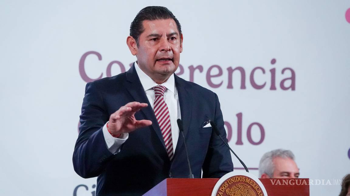 Gobernador de Puebla le truena los dedos a secretaria de Turismo