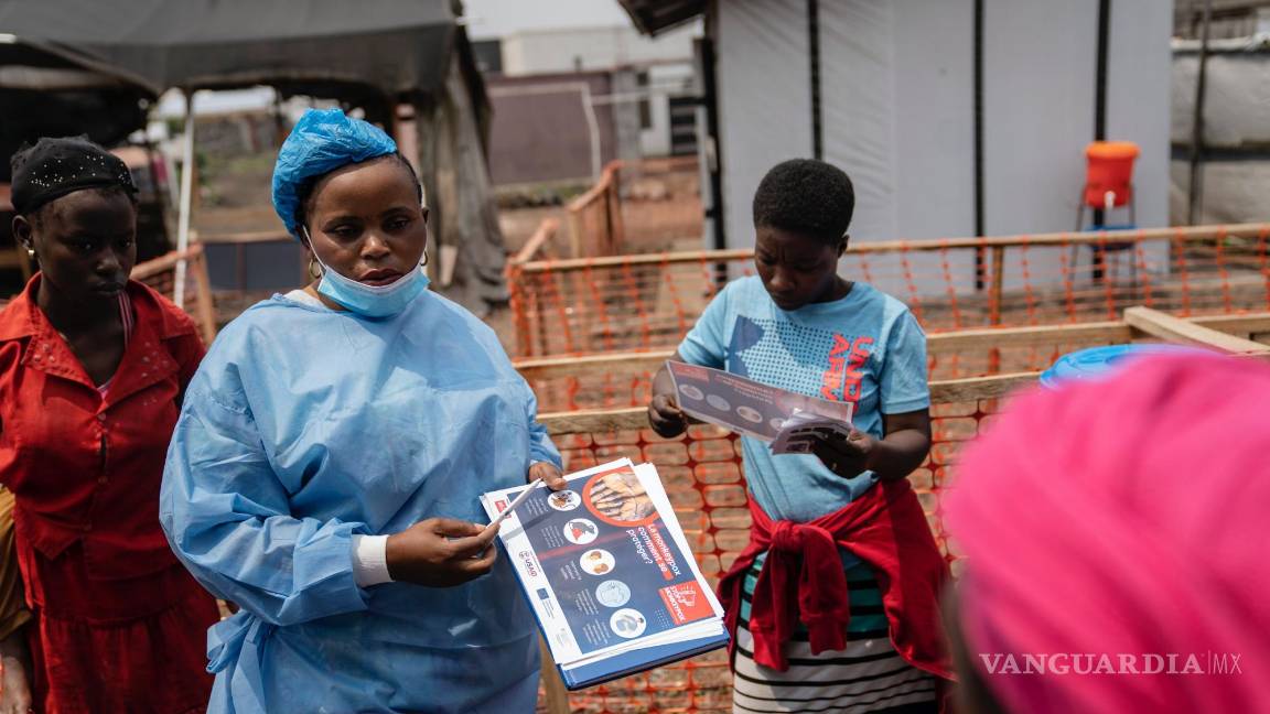 $!Una trabajadora de la salud habla con mujeres sobre la prevención del mpox en una clínica de Munigi, en el este del Congo.
