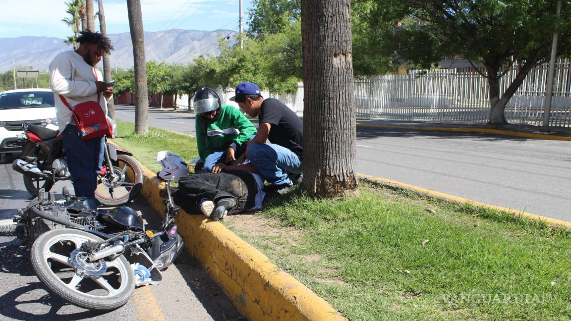 Motociclista en estado de ebriedad sufre accidente, en Saltillo