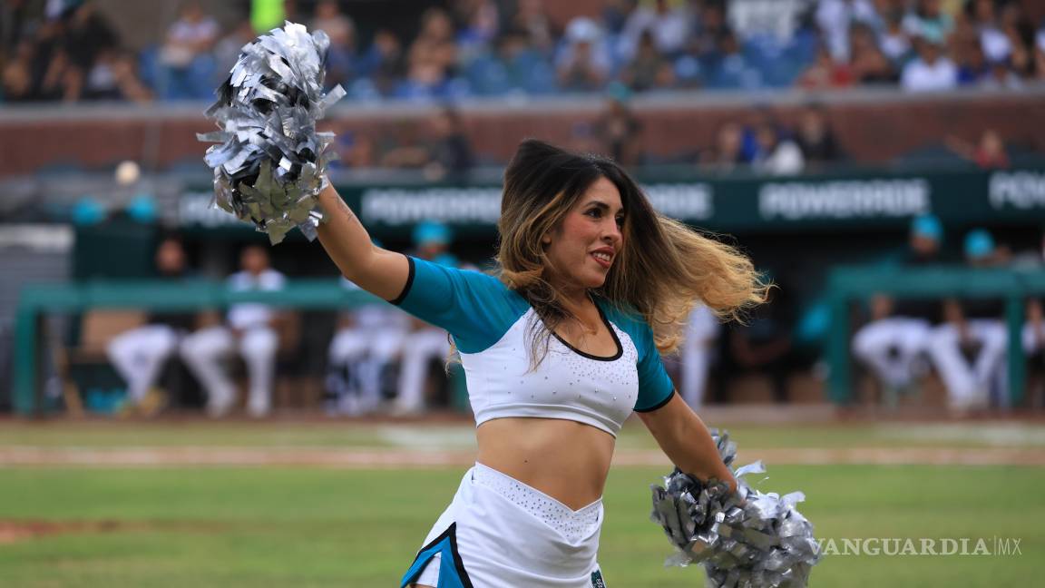 $!La porra saltillense estuvo alentando al equipo para buscar ese ansiado triunfo.