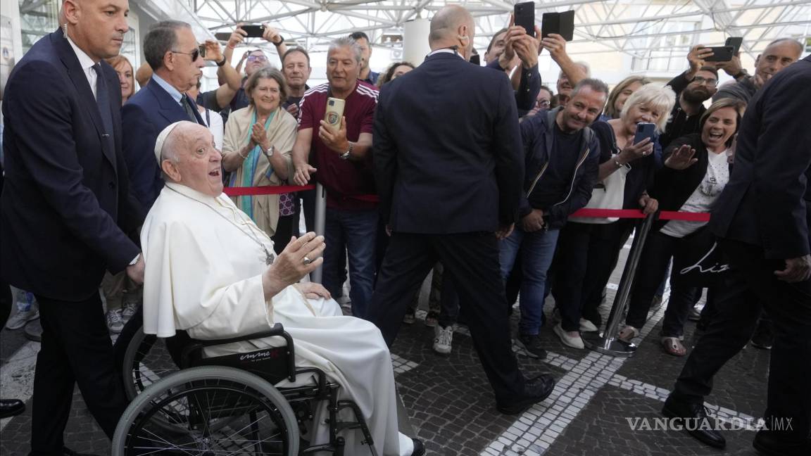 Sale el Papa del hospital; ‘sigo vivo’, bromea