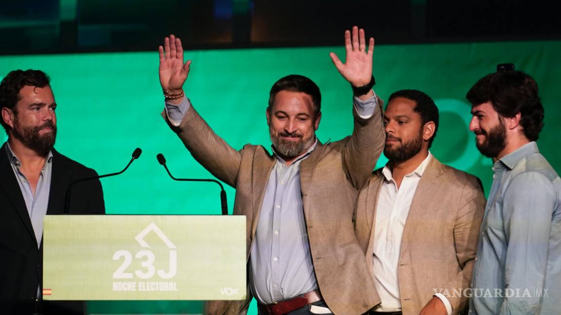 $!El líder del partido de ultraderecha Vox, Santiago Abascal, saluda a sus seguidores en la sede de la formación durante la noche electoral en Madrid.