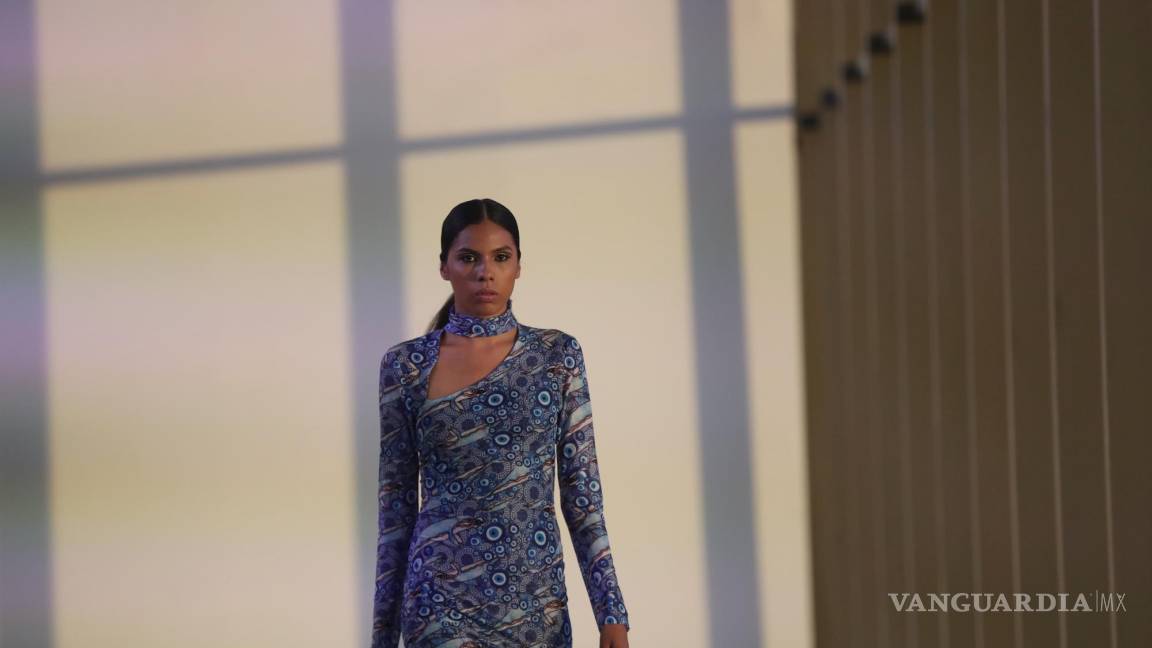 $!Una modelo luce creaciones de la diseñadora mexicana Alexia Ulibarri en el segundo día de actividades del Mercedes-Benz Fashion Week, en CDMX.