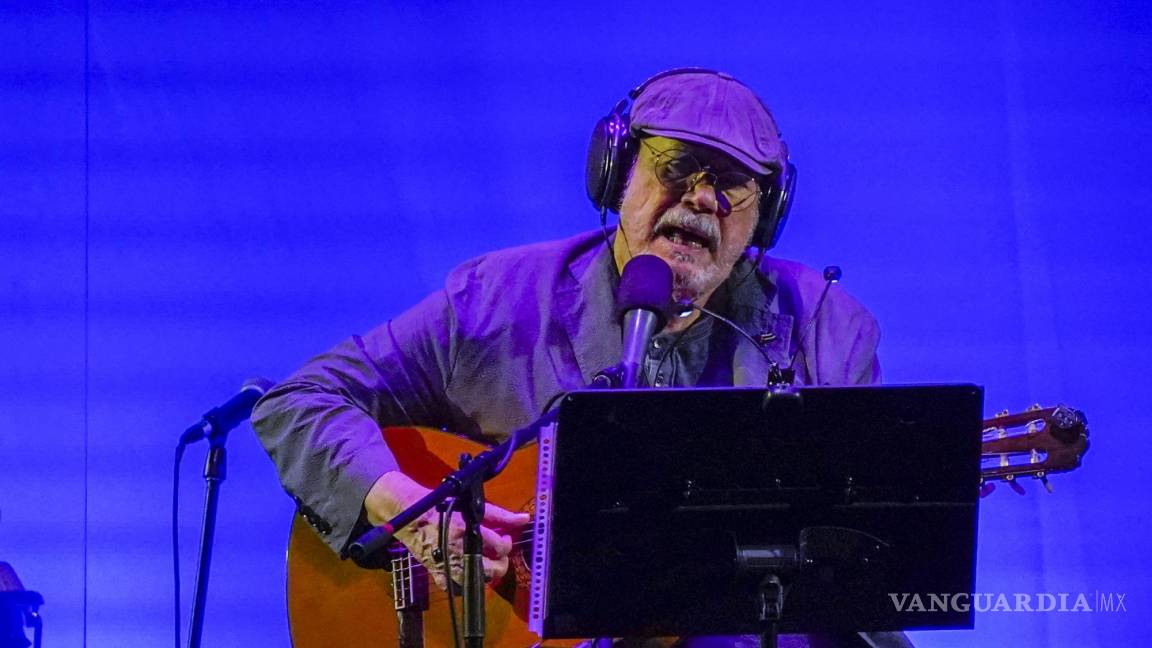 $!El cantautor cubano Silvio Rodríguez durante un concierto gratuito en el Zócalo de la Ciudad de México.