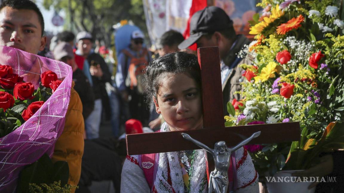 $!Devotos de la Virgen de Guadalupe caminan a la Basílica para dar gracias o adorar el día antes de su fiesta en la Ciudad de México.