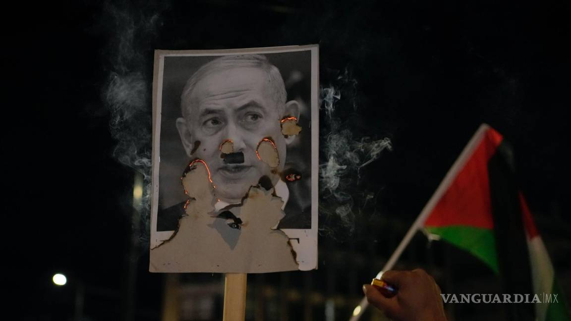 $!Manifestantes queman una fotografía del primer ministro israelí, Benjamin Netanyahu, en una manifestación frente a la embajada de Israel en Atenas, Grecia.