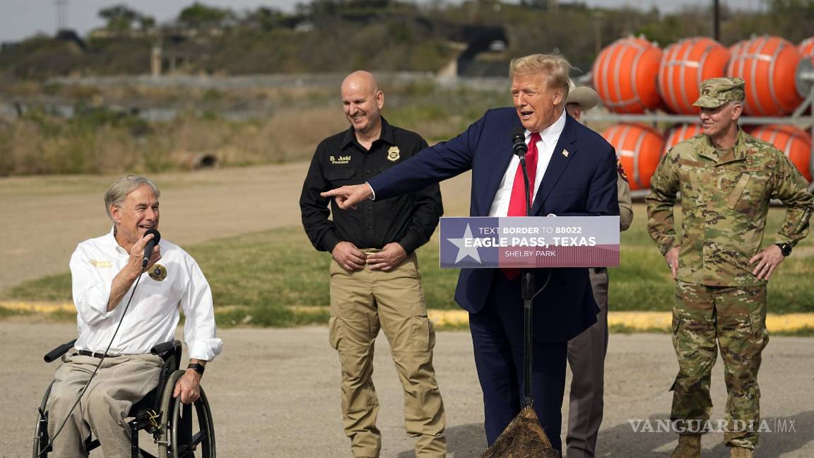 $!En un recorrido por el parque Shelby, en Eagle Pass, el expresidente Donald Trump reconoció la política migratoria del gobernador de Texas, Greg Abbott.