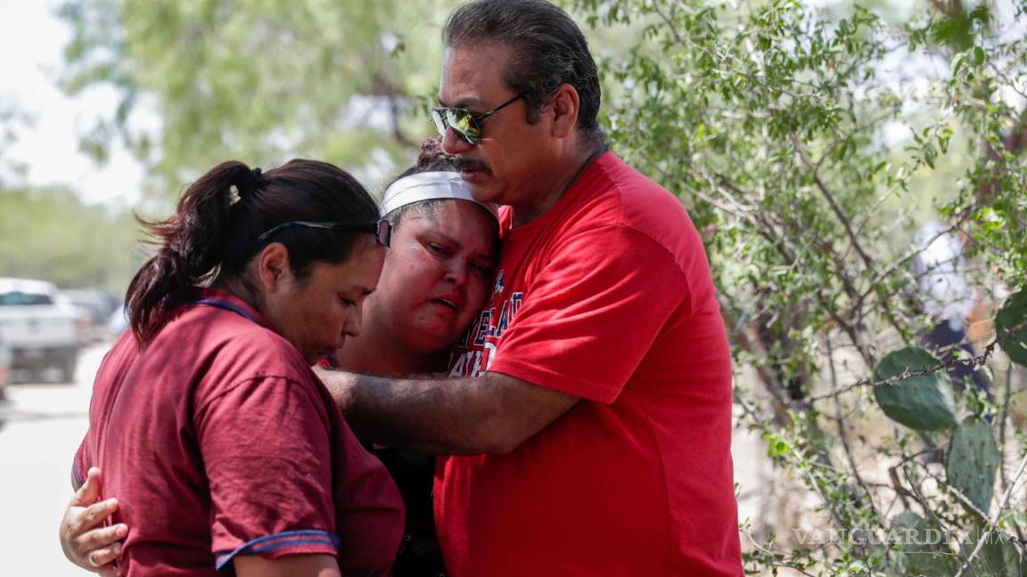 $!Familiares se mantienen en espera de noticias sobre el avance del rescate de los mineros que quedaron atrapados en Sabinas, Coahuila (México).