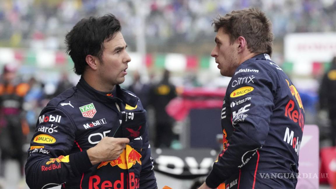 $!Max Verstappen y su compañero de equipo, Sergio Pérez hablan después del Gran Premio de Fórmula Uno de Japón en el circuito de Suzuka.