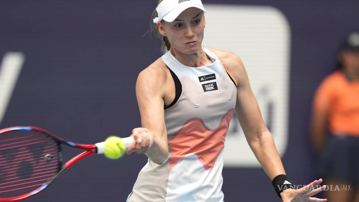 $!Elena Rybakina de Kazajistán regresa una bola en el duelo de cuartos de final del Abierto de Miami ante la italiana Martina Trevisan.