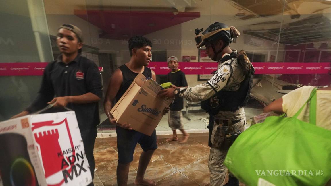 $!Un soldado de la Guardia Nacional mexicana intenta detener los saqueos en un centro comercial después de que el huracán Otis arrasara Acapulco, México.