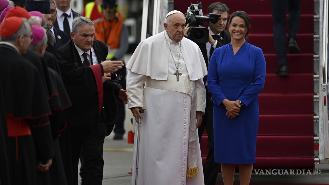 $!El papa Francisco es recibido por la presidenta de Hungría Katalin Novak en Budapest.