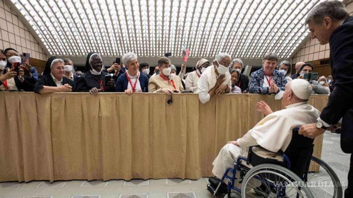 $!‘Estoy así desde hace tiempo, no puedo caminar’; aparece Papa Francisco en silla de ruedas