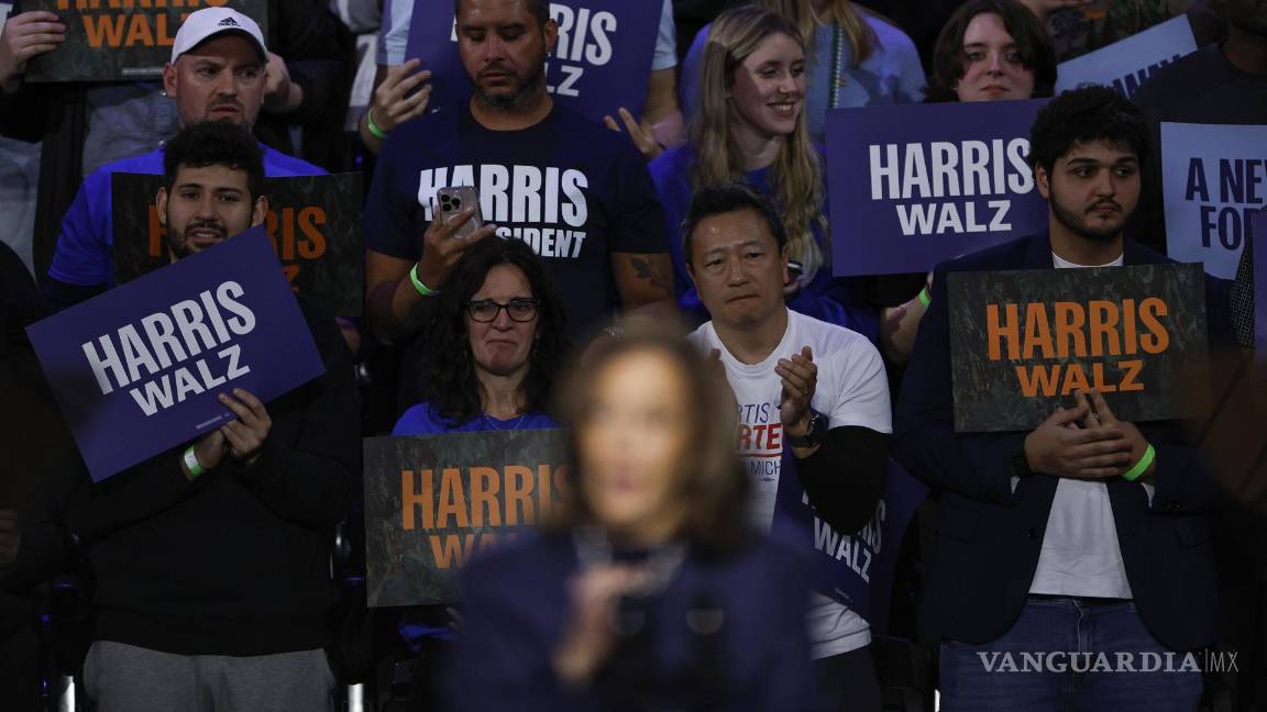 $!Partidarios de Kamala Harris (c), la escuchan hablar durante una manifestación de Get Out the Vote en East Lansing, Michigan.