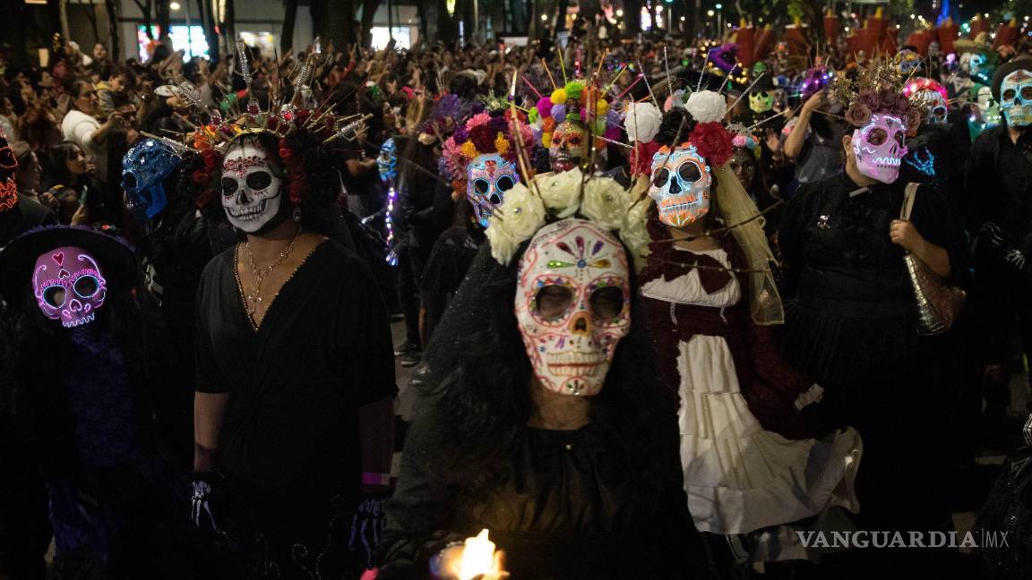 $!Con la participación de cientos de personas caracterizadas del personaje creado por José Guadalupe Posada, la noche se llenó de música y baile.