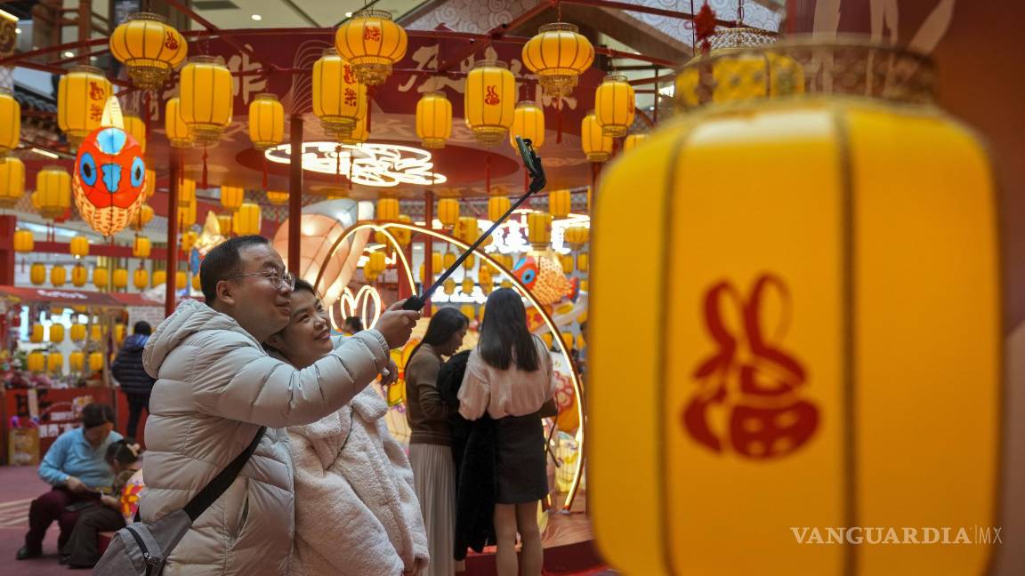 $!Una pareja se toma una selfie mientras en un centro comercial en Beijing.