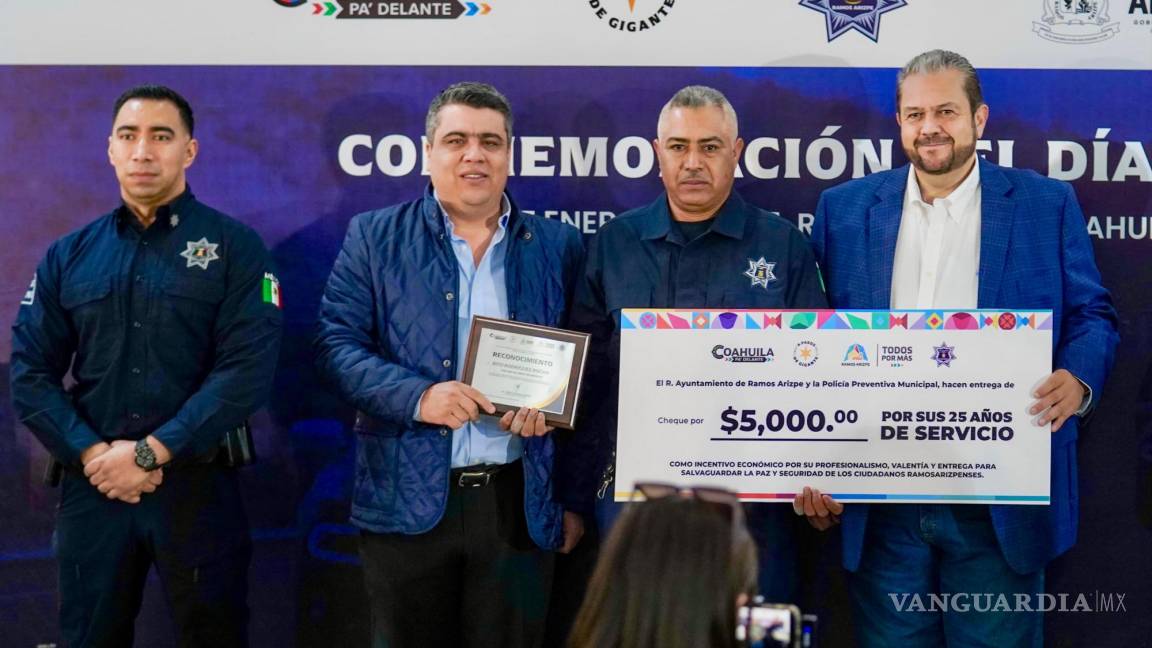 Con incentivos y nuevos apoyos, festejan a policías de Ramos Arizpe