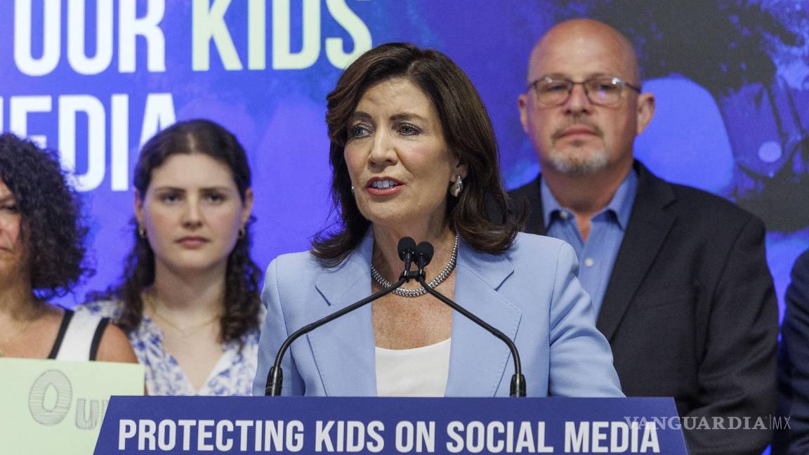 $!La gobernadora de Nueva York, Kathy Hochul, antes de firmar el proyecto de ley “Ley segura para los niños” en la oficina del condado de Manhattan.