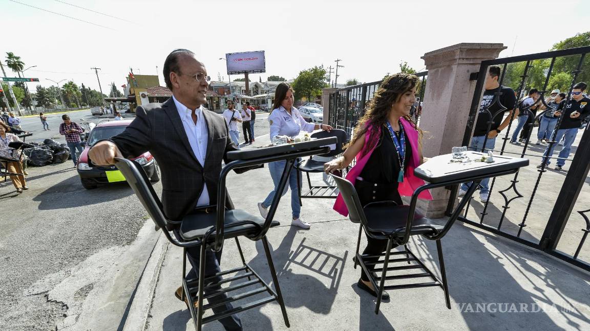 $!Autoridades colaboraron con los alumnos para reabrir la vialidad del Venustiano Carranza.