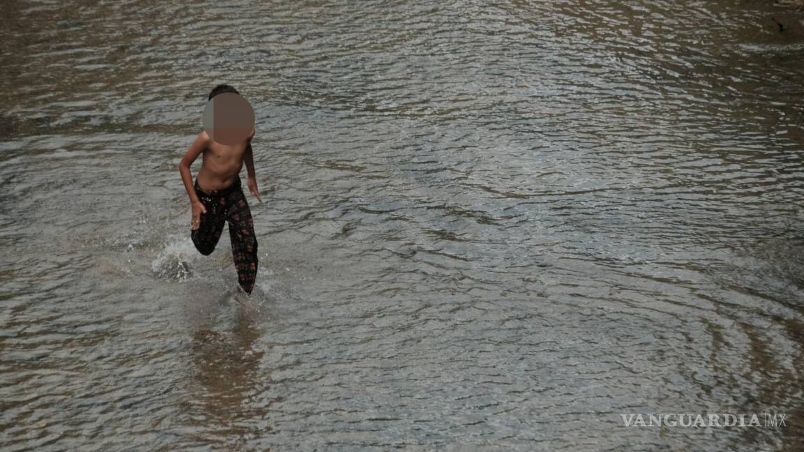 $!Un niño integrante de la caravana migrante corre en el río en la comunidad de Ulapa, Chiapas.