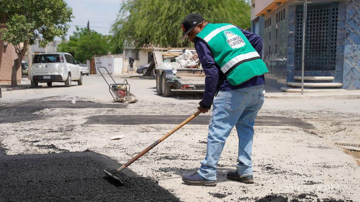$!Cuadrillas operativas trabajan diariamente en colonias y avenidas con mayor flujo vehicular.