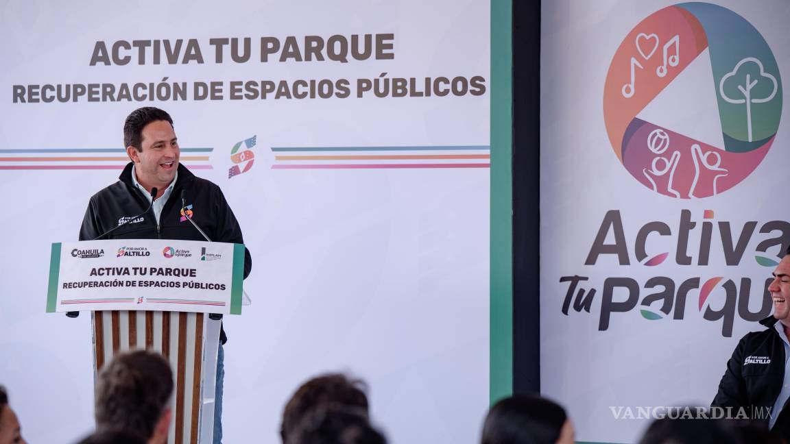 $!El alcalde Javier Díaz González supervisó los avances del programa “Activa Tu Parque” en la plaza pública de la colonia Saltillo 2000, donde ya se rehabilitaron canchas y áreas verdes.