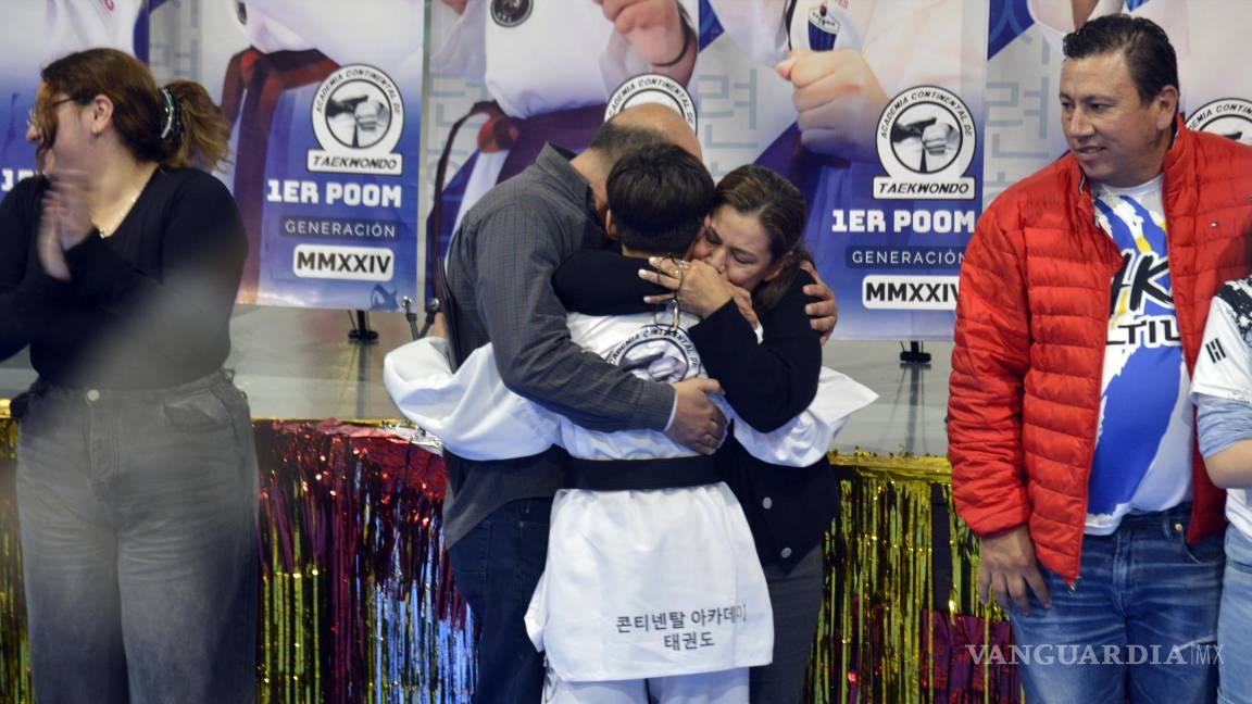 $!Padres y familiares celebraron junto a los nuevos cintas negras.