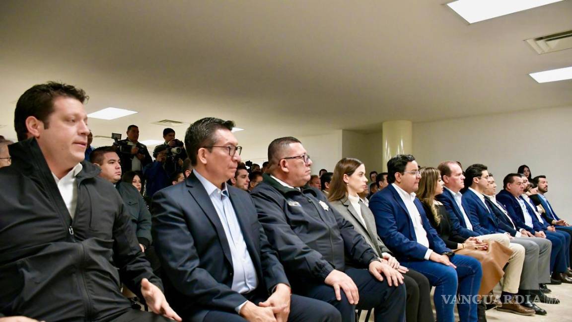 $!Durante la toma de protesta, Román Alberto Cepeda entregó los nombramientos a los nuevos titulares de departamento en el cuarto piso de la presidencia municipal.