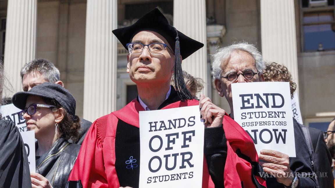 $!Profesores de la Universidad de Columbia protestan por las recientes acciones de la universidad ante el campamento de estudiantes pro palestinos en el campus.