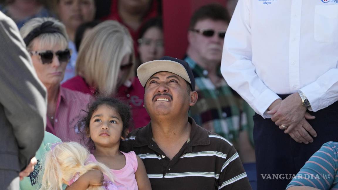 $!El sobreviviente del tiroteo masivo Wilson García mira hacia el cielo durante una vigilia por su hijo Daniel Enrique Laso, de 9 años, en Cleveland, Texas.