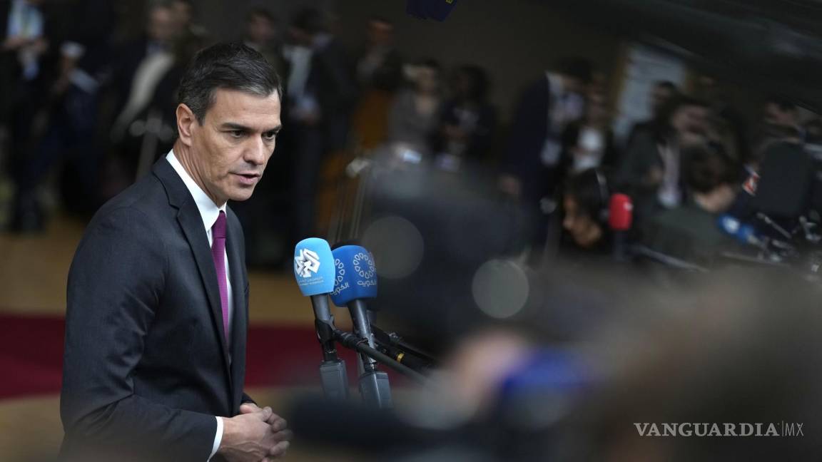 Pedro Sánchez logra un insólito y controvertido apoyo de Carles Puigdemont para continuar en el poder en España