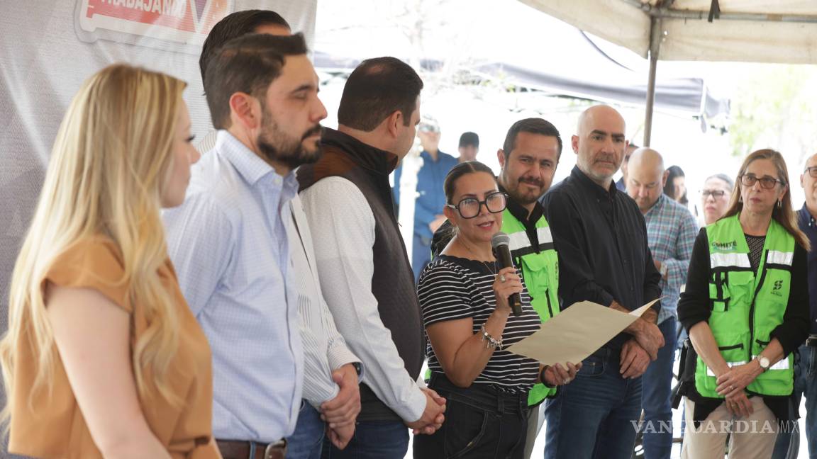 $!Lucy Magda Javier, en representación de las y los vecinos de la colonia Los González, agradeció al alcalde Javier Díaz por atender la petición de pavimentación de la calle.