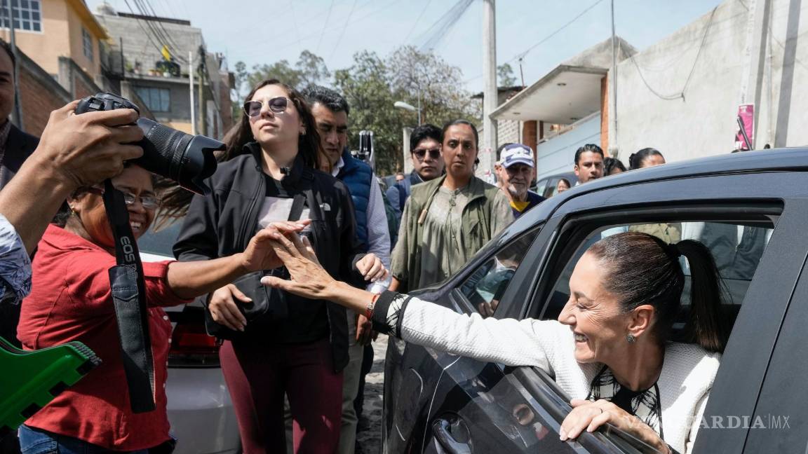 $!Claudia Sheinbaum, saluda a sus seguidores al salir de un colegio electoral después de votar en las elecciones generales en la Ciudad de México.