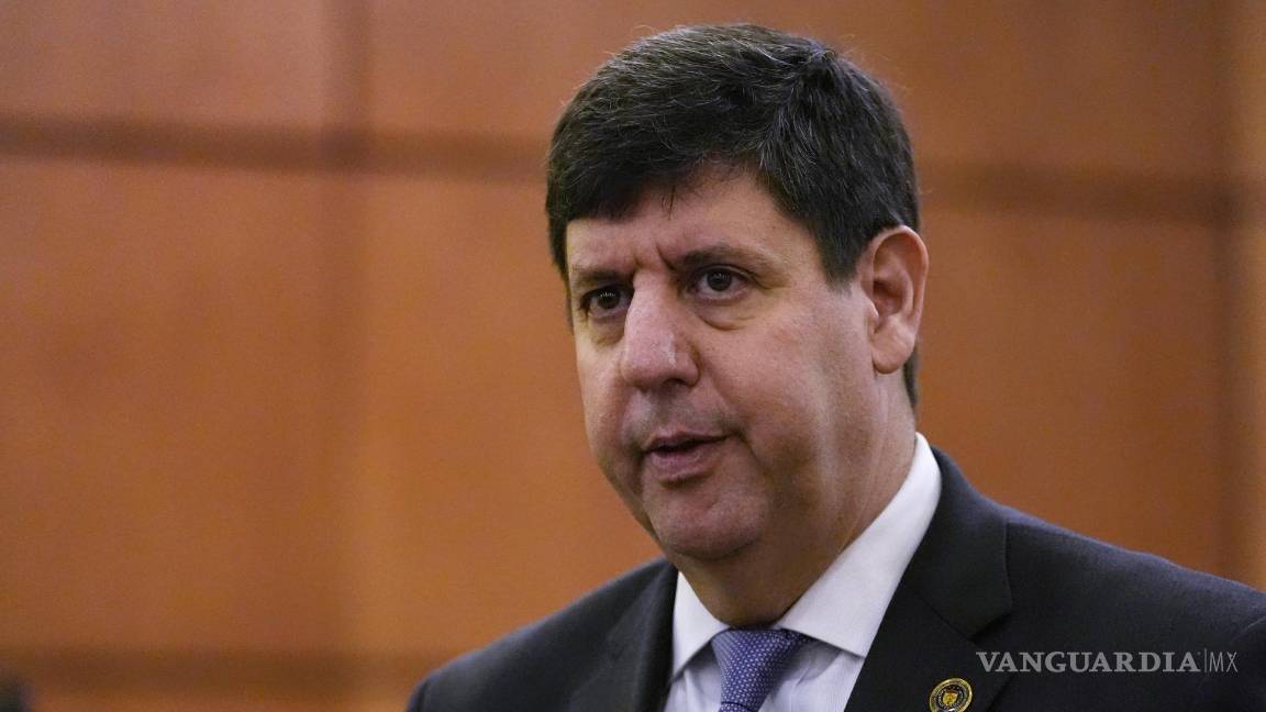 $!Steven Dettelbach charló este sábado con afectados por el tiroteo de octubre del 2023 en Lewiston, Maine.